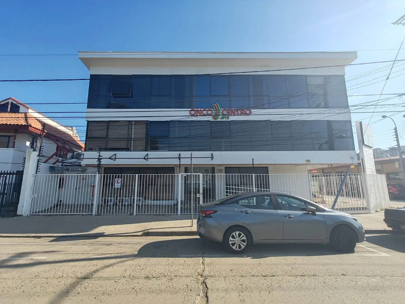 Fachada de Oncocentro en Avenida La Marina 1702, Viña del Mar