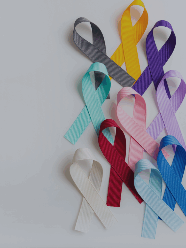 Cintas de colores que representan distintos tipos de cáncer y sus tratamientos asociados