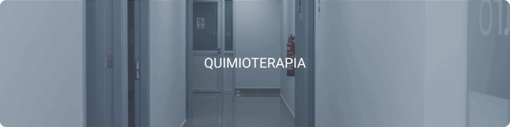 Pasillo clínico en Oncocentro con señalización para el área de quimioterapia