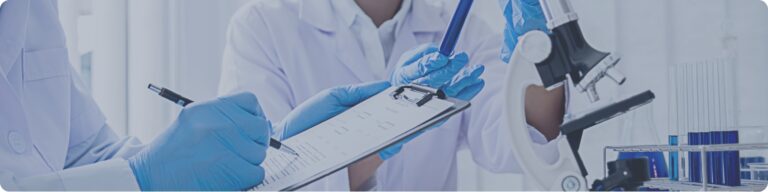 Profesionales de salud realizando un estudio clínico oncológico en laboratorio, con muestras y equipo médico especializado en cancer y estudios clinicos